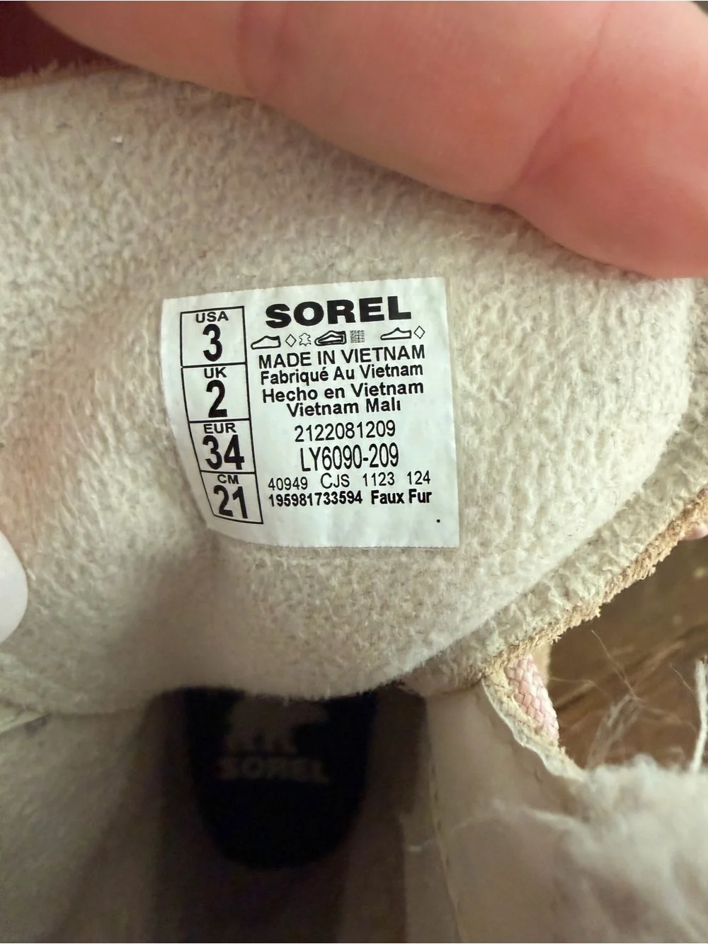 Sorel Kids Explorer III waterproof boots size 3 (runs big)